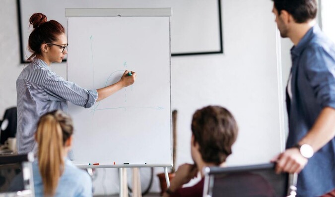 Materie wordt uitgelegd op een whiteboard